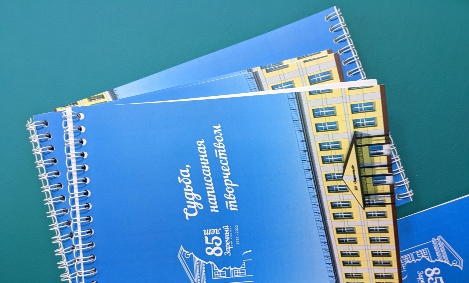 блокноты и ручки